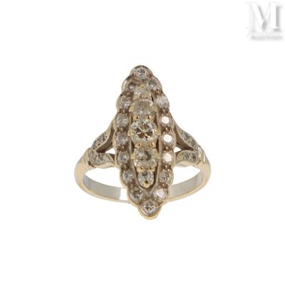 gros plan d'une bague en diamant sur fond blanc