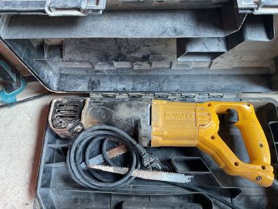 un outil dans une boîte à outils contenant d'autres outils