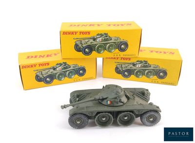 Trois véhicules militaires miniatures sont posés les uns à côté des autres sur une surface blanche