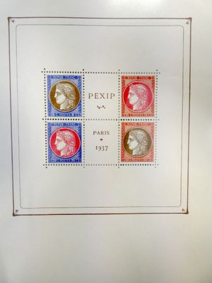 une image représentant une photo d'un timbre sur lequel figurent quatre visages différents