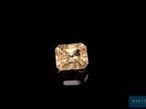 un diamant jaune sur une surface noire