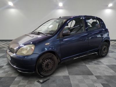 la photo d'une voiture bleue garée dans un garage