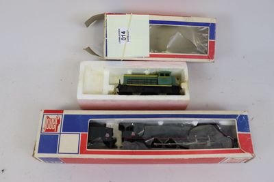 trois petits trains miniatures posés dans une boîte sur une table