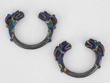 paire de boucles d'oreilles en argent et émail ornées de motifs bleus, verts et jaunes