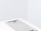 une image représentant une table blanche sur laquelle est posée une assiette