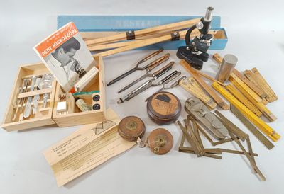 une boîte d'outils posée sur une table