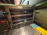 un four grille-pain qui se trouve dans une cuisine