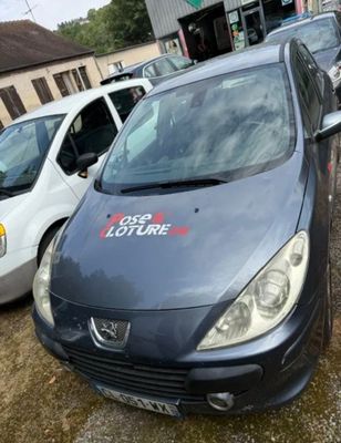 plusieurs voitures garées les unes à côté des autres dans un parking