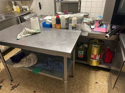 une cuisine avec une table sur laquelle sont posés de nombreux objets