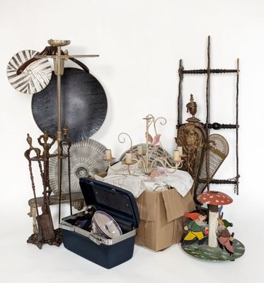 un tas d'objets divers posés sur une surface blanche