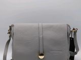 sac à bandoulière en cuir gris avec des finitions dorées