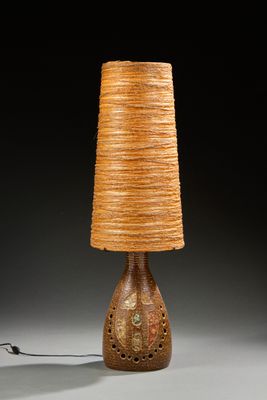 une photo d'une lampe de table surmontée d'un abat-jour tressé