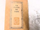 un livre posé sur une table