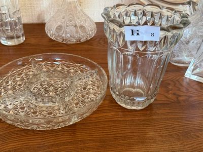 une table sur laquelle se trouvent de nombreux objets en verre