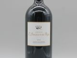 une bouteille de vin rouge posée sur une table blanche