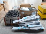 beaucoup de cartons et une palette remplie de câbles