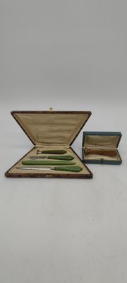 an image of a wooden box with a green pen inside of it
