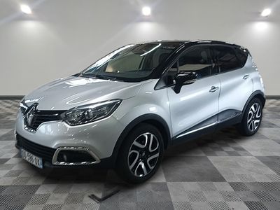 la voiture argentée est garée sur un sol en damier dans le garage