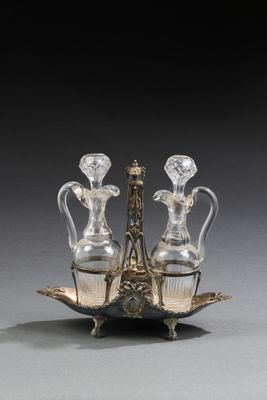 une image représentant un plateau en argent sur lequel sont posés trois vases en verre