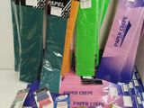 tout un tas d'objets en papier de différentes couleurs sur la table