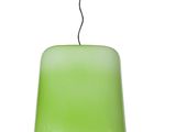 une suspension en verre vert suspendue à un fil noir