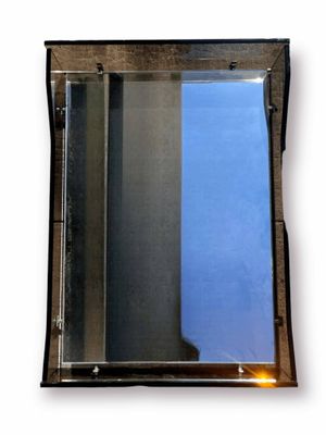 le reflet d'un bâtiment dans un miroir accroché au mur