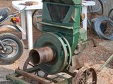 a small machine that is sitting on the ground
