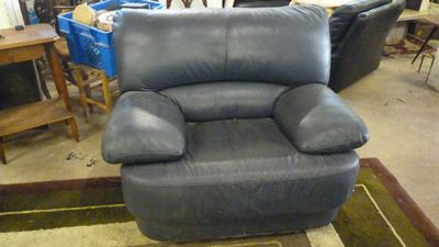 un fauteuil inclinable noir posé au milieu d'une pièce