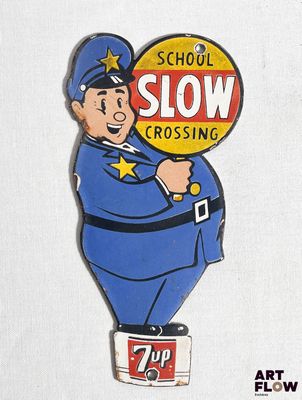 un panneau indiquant « Passage piéton scolaire : ralentissez » avec un policier tenant un panneau