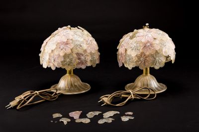 une paire de lampes de table roses et dorées sur fond noir