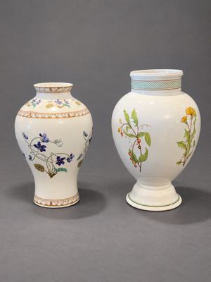 deux vases blancs ornés de motifs floraux, placés côte à côte