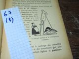 une feuille de papier posée sur un livre ouvert