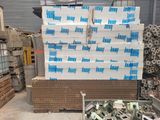 un gros tas de briques et de cartons dans un entrepôt