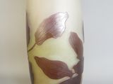 un vase orné d'un motif marron et blanc
