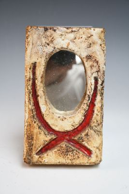 un petit objet de forme carrée sur lequel figure une croix rouge