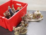 de nombreuses figurines dans un récipient rouge posé sur une table