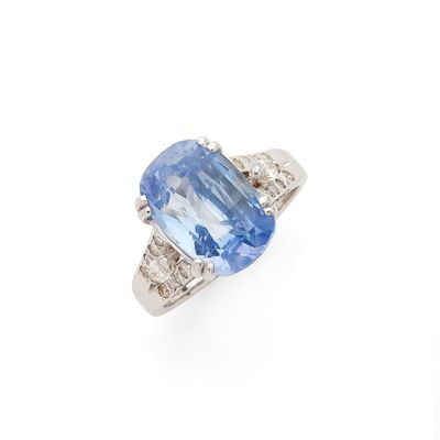 BAGUE ornée d'un saphir coussin de 7.88 carats épaulé de deu…