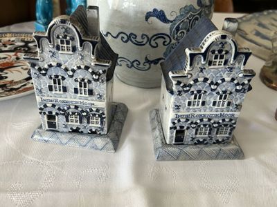 two blue and white vases sitting on a table