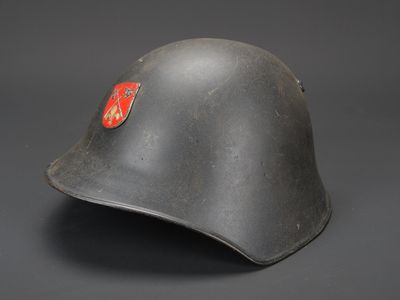un vieux casque en acier allemand orné d'un insigne rouge sur le côté