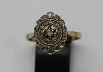 gros plan d'une bague en or avec un diamant au centre