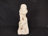 l'image d'une statue de femme avec un chapeau sur la tête