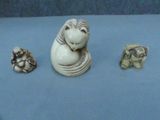 trois petites figurines d'animaux sur un fond bleu