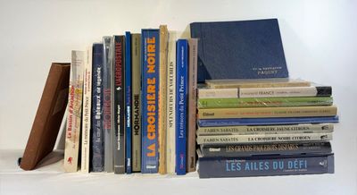 de nombreux livres empilés les uns sur les autres sur une étagère