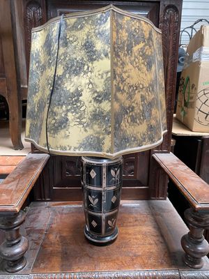 une lampe posée sur une chaise dans une pièce