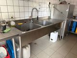 une cuisine avec un évier et un réfrigérateur