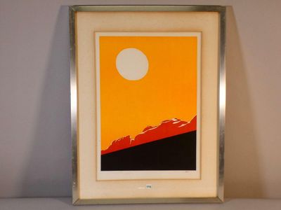 une image représentant une montagne avec une pleine lune dans le ciel