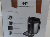 emballage d'une cafetière posée sur un plan de travail blanc
