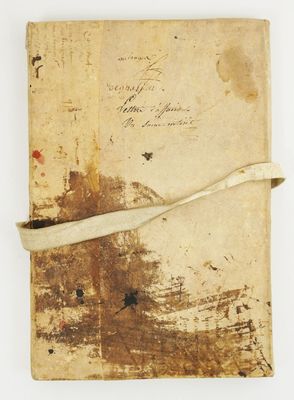un vieux livre recouvert d'une feuille de papier