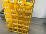 Des bacs jaunes sont empilés les uns sur les autres dans un garage