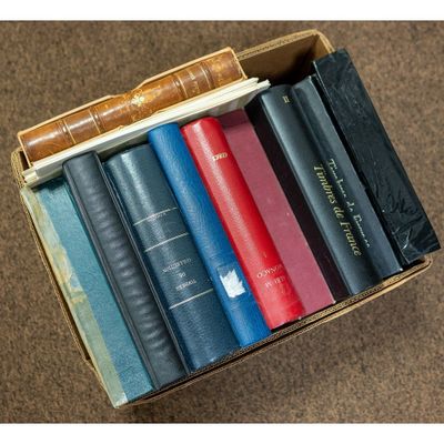 une boîte pleine de livres posée sur le sol
